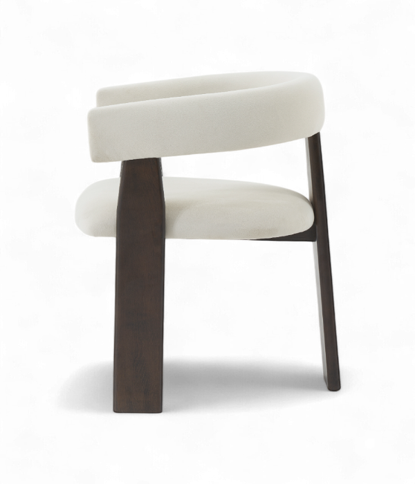 Chaise design Verona en velours crème avec structure en bois foncé – vue arrière, idéale pour restaurant ou projet B2B vue de profil