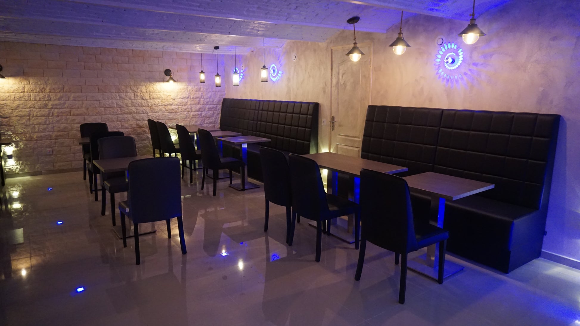 banquette texas noir mise en situation dans un restaurant chic