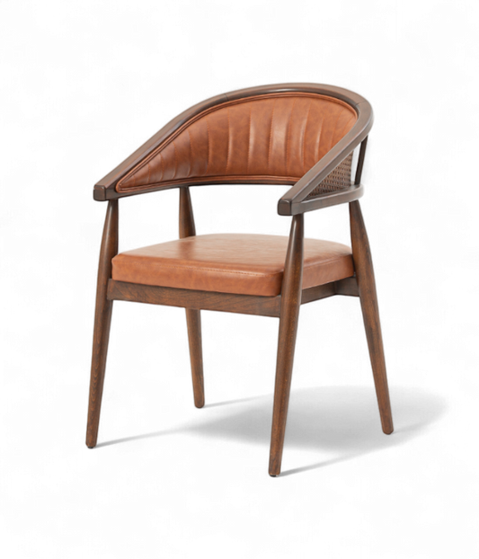 Chaise Bugatti en cuir marron avec structure en bois massif, design vintage pour restaurant et hôtel haut de gamme