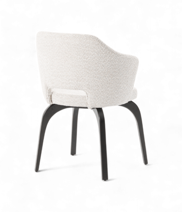 Chaise Lodi en bouclette blanche et pieds en bois cintré – mobilier design pour restaurant vue de l’arrière