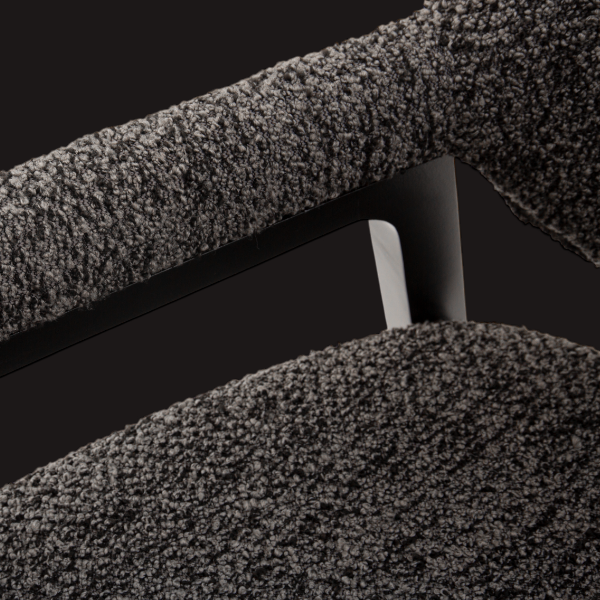 Chaise Porto en bois foncé et tissu texturé gris – mobilier design pour restaurant, hôtel ou bureau vue de l'accoudoir