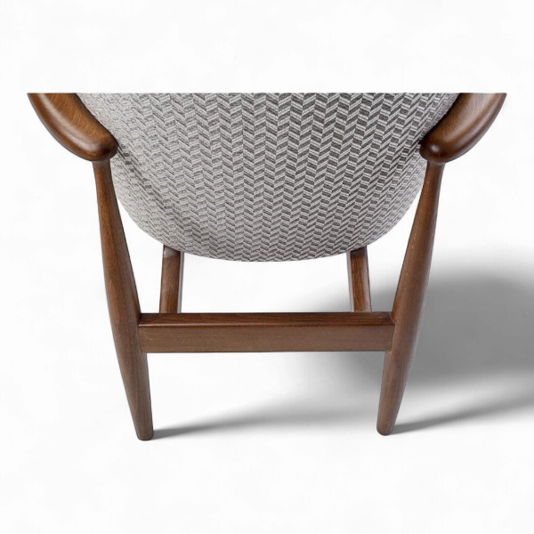 Chaise Karo sur mesure avec structure en bois massif, assise en cuir marron et dossier en tissu texturé vue du dossier