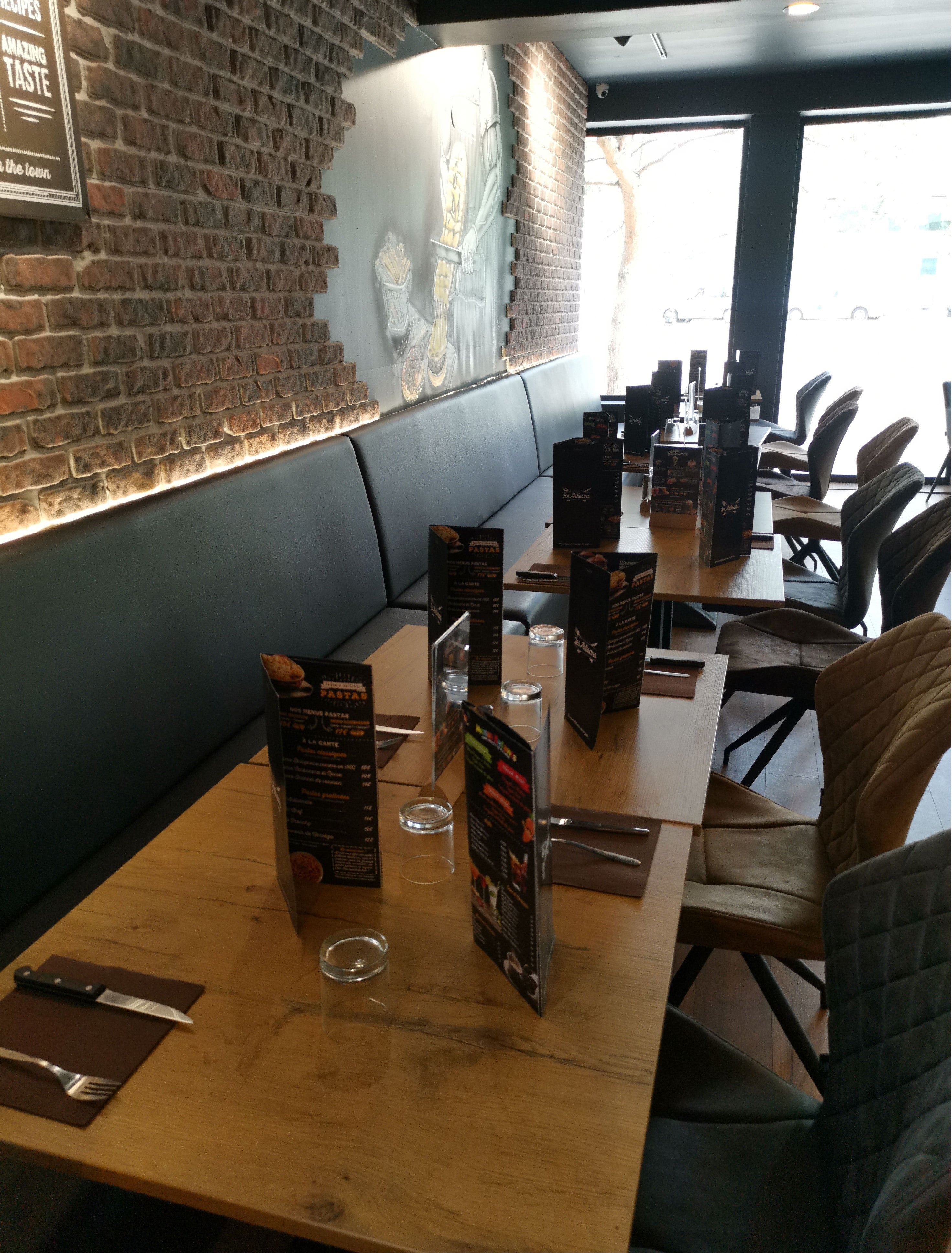 aménagement d'un restaurant a Lille avec la banquette oxford en similicuir noir 