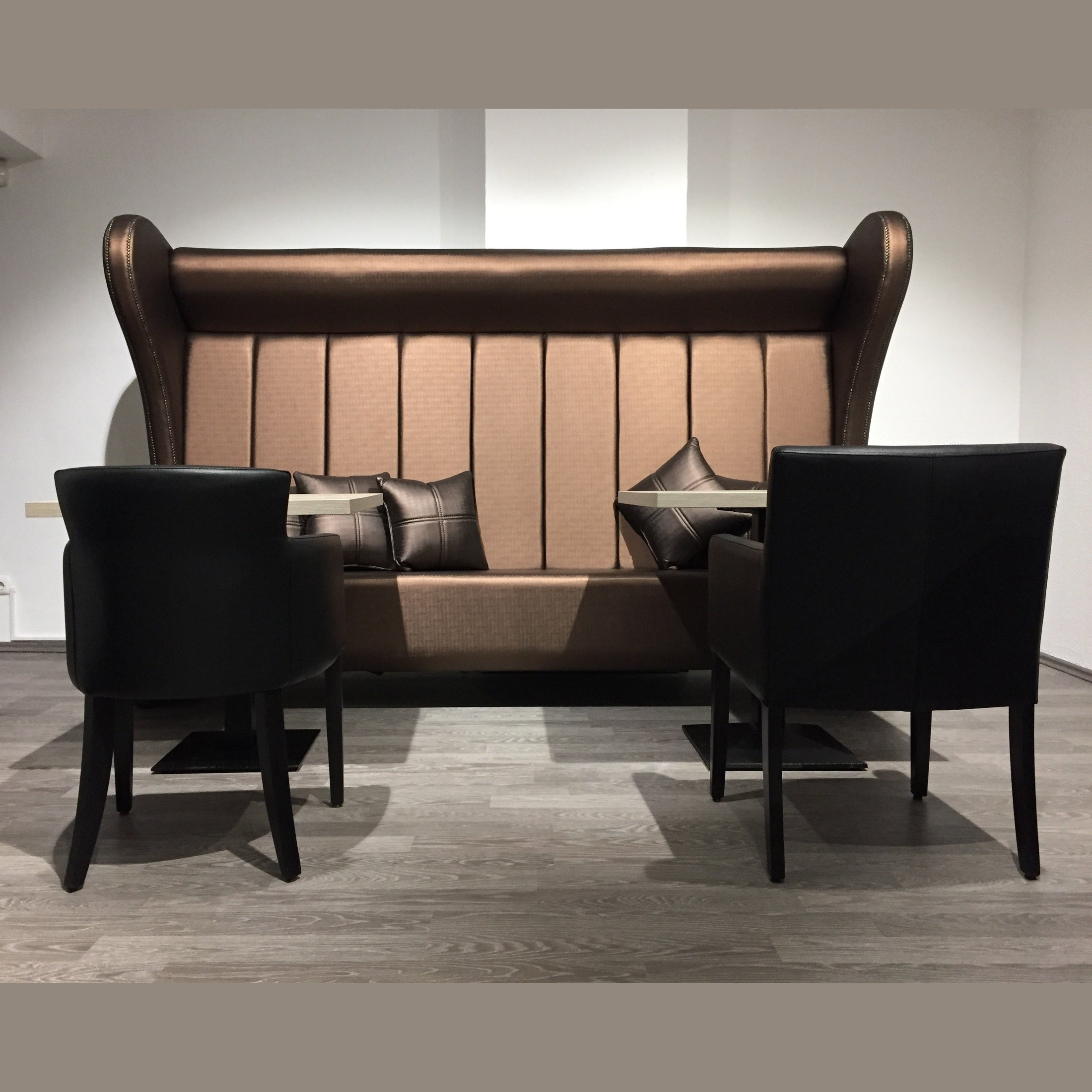 Banquette professionnelle Sultan en similicuir avec capitonnage latéral, conçue pour espaces CHR haut de gamme. vue d'ambiance 