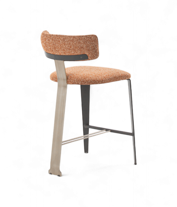 Tabouret de bar design Karan en tissu bouclé orange terracotta et pieds métalliques asymétriques