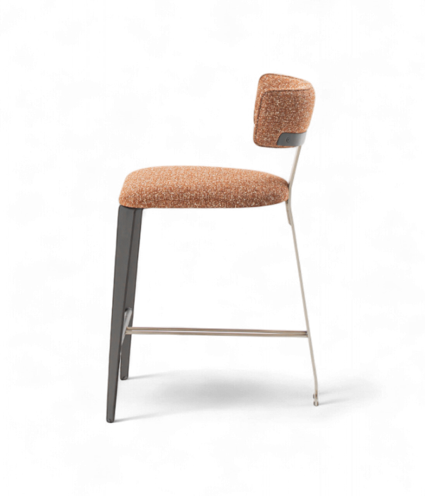 Mobilier de restaurant industriel : chaise haute Karan avec assise orange pour bar et mange-debout