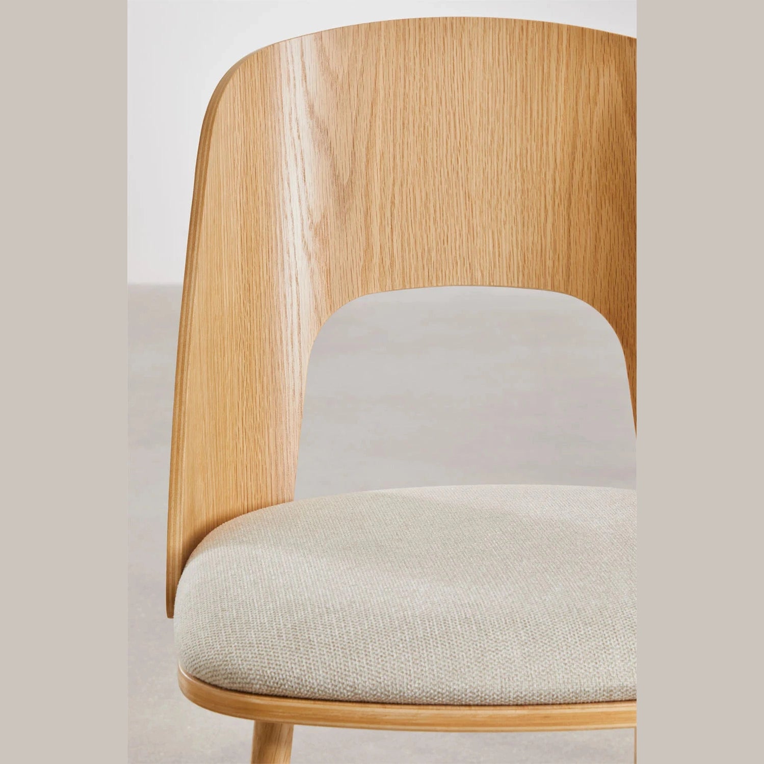 Chaise juna de restaurant vue du dossier 