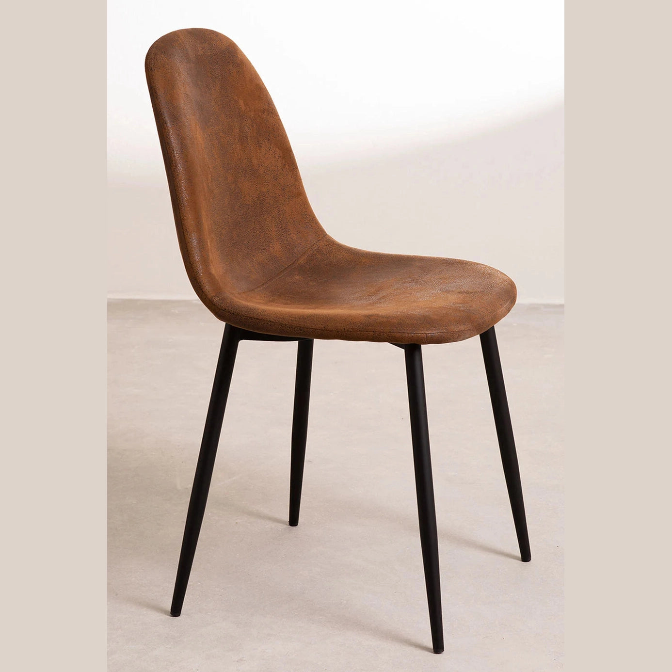 CHAISE GLAMM EN SIMILICUIR MARRON VUE DE PROFIL