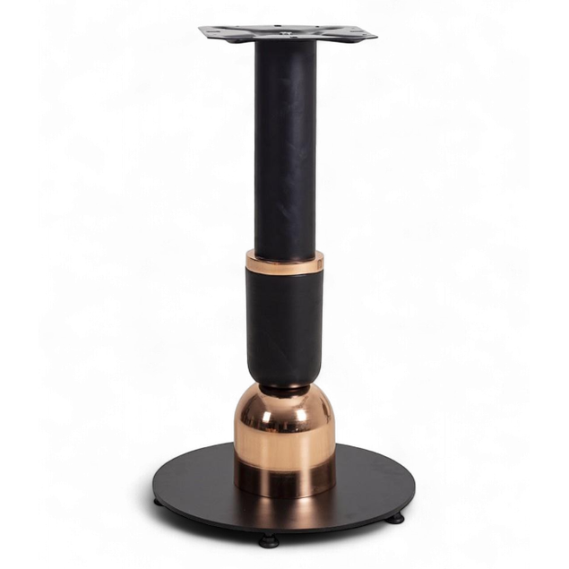 Pied de table central pour restaurant en métal noir avec finitions décoratives en cuivre, base ronde stable.