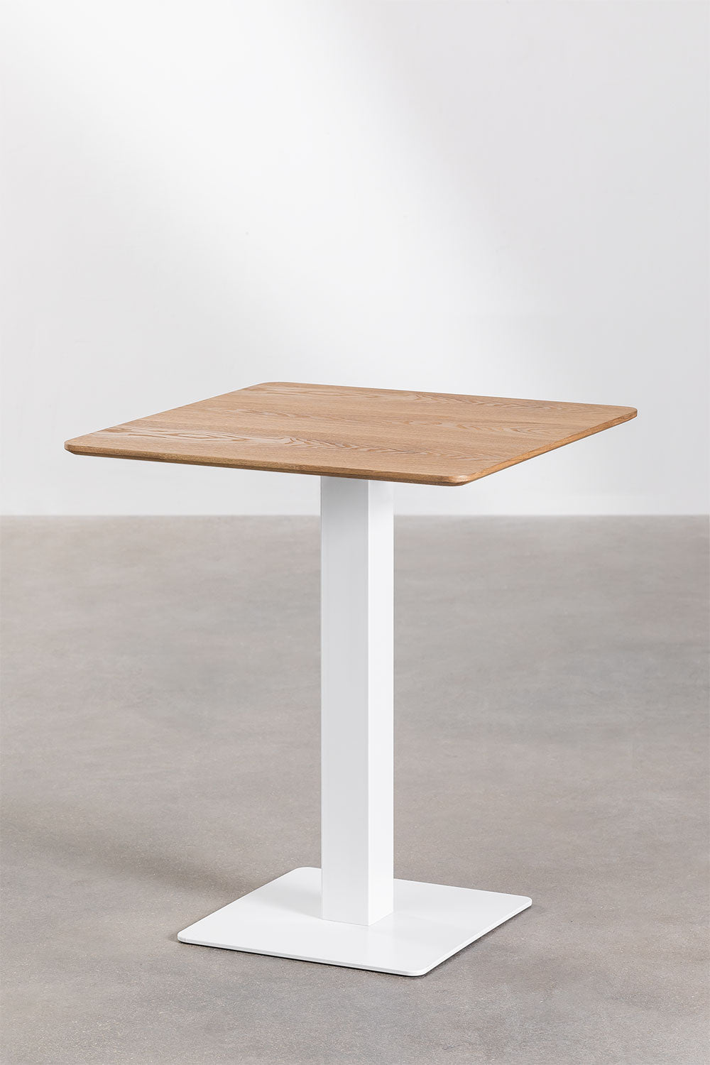 Table de bar carrée Espresso aménagée dans un restaurant moderne avec mobilier professionnel et ambiance chaleureuse.