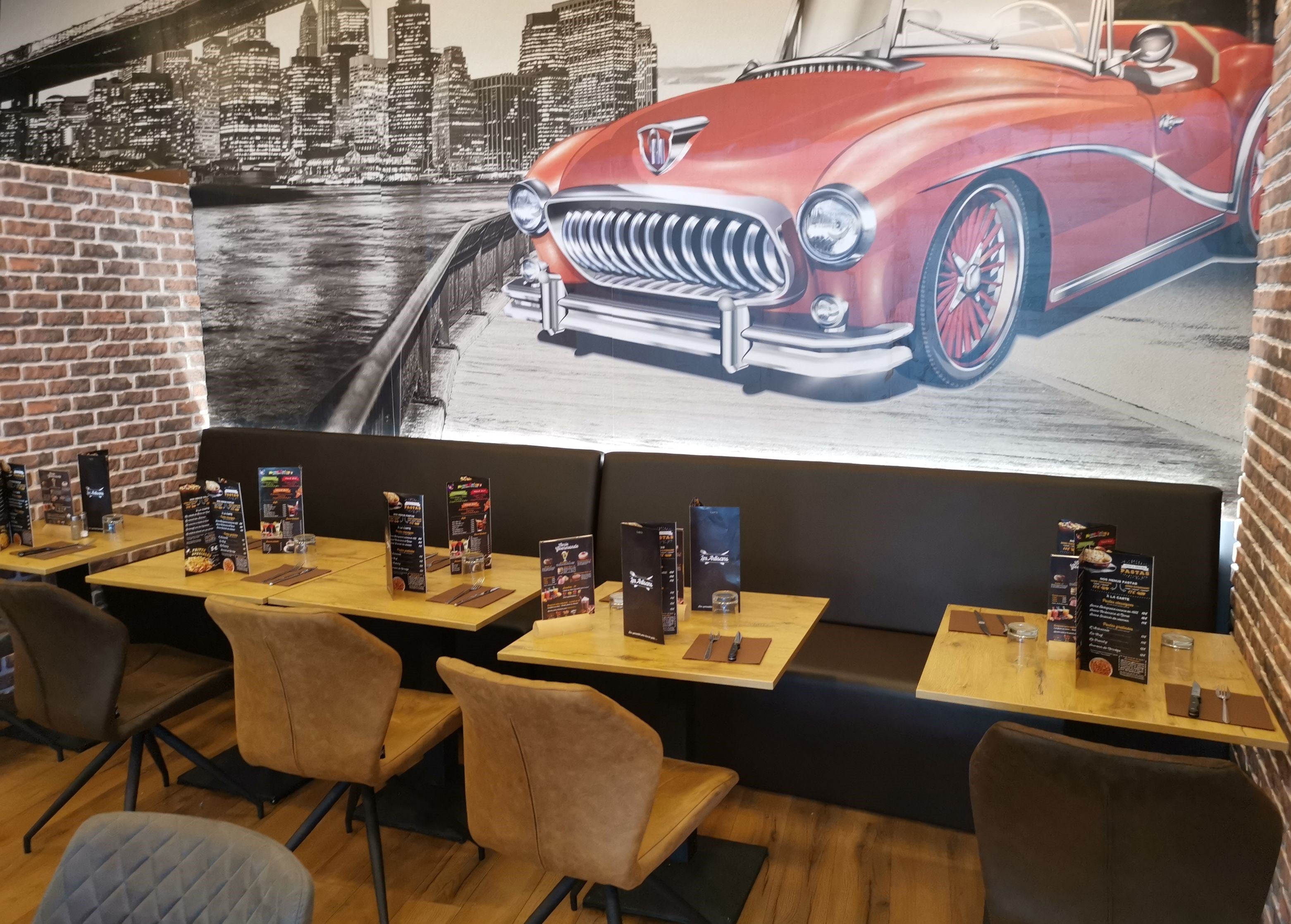 Aménagement d'un restaurant avec la banquette oxford en similicuir noir dans un restaurant chic 