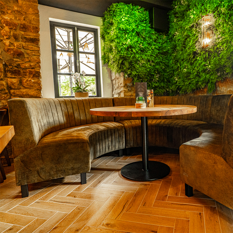 Banquette ronde Butterfly Deluxe en velours, modèle sur mesure pour restaurants et lounges haut de gamme. Photo d'ambiance 2