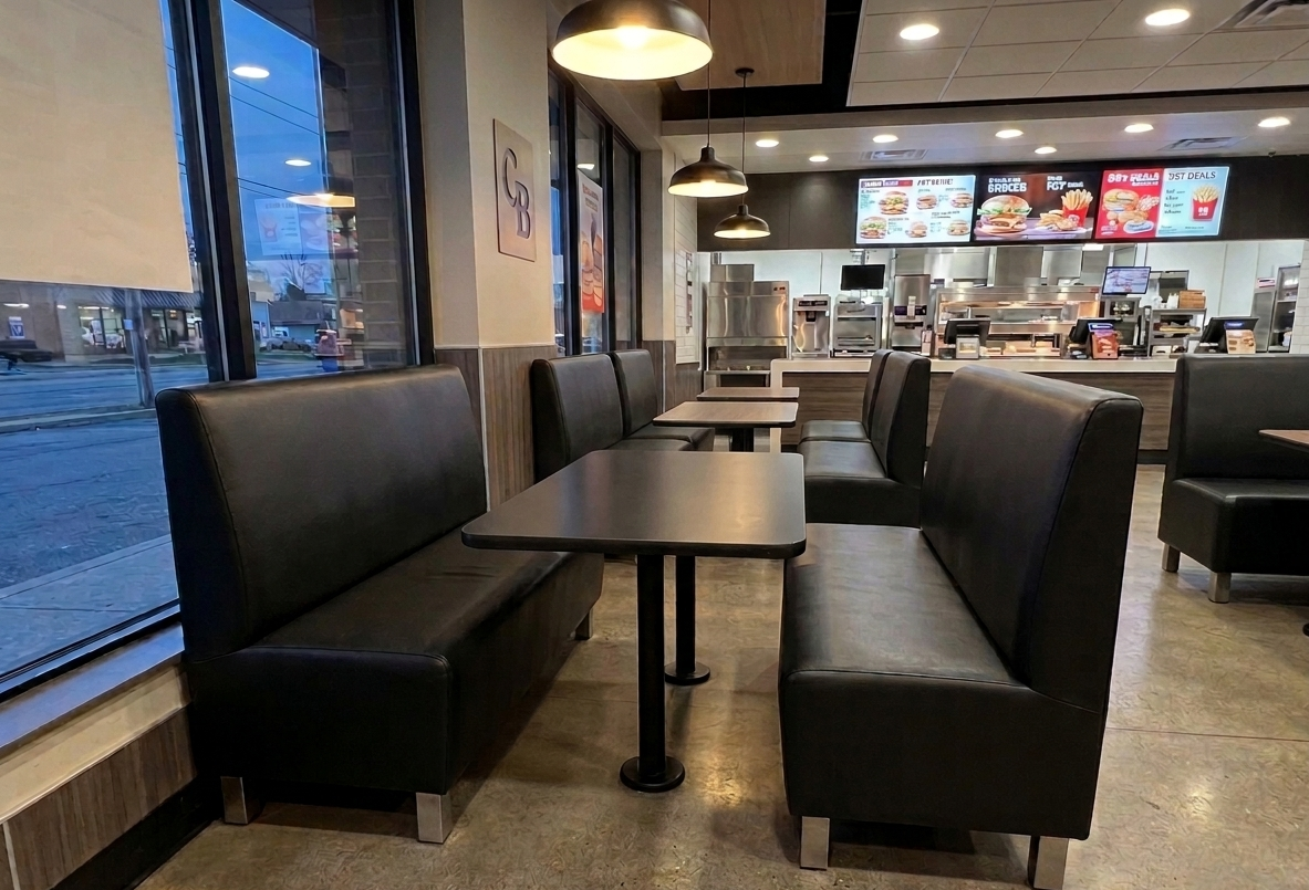 banquette fast food soho similicuir noir et pieds en metal mise en scene dans un snack