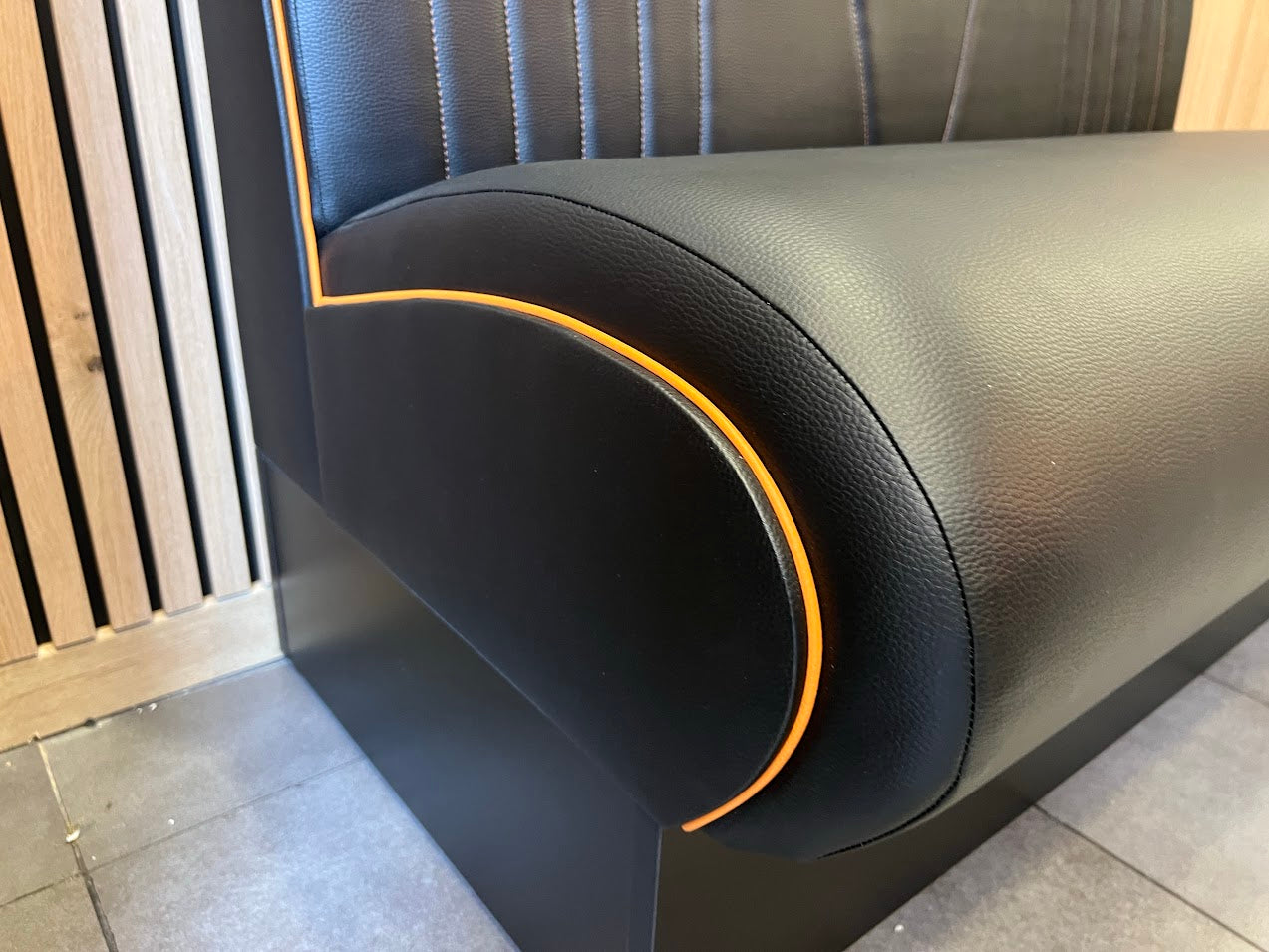 Banquette Rolls Royse K  professionnelle pour restaurant avec revêtement sur mesure