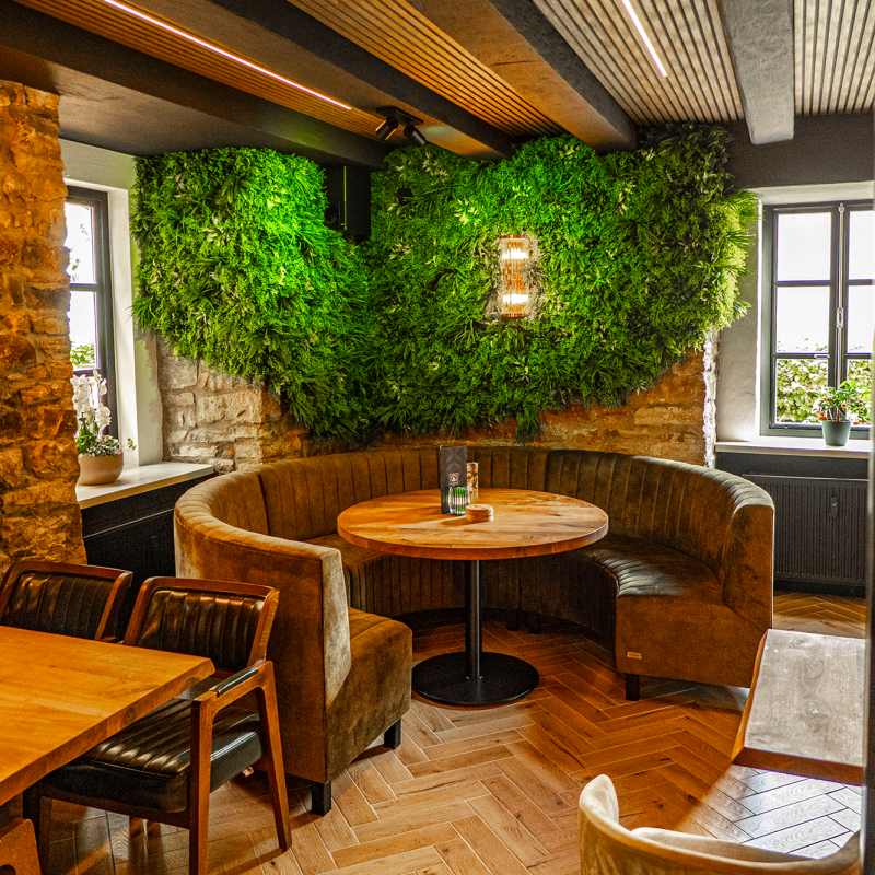 Banquette ronde Butterfly Deluxe en velours, modèle sur mesure pour restaurants et lounges haut de gamme. Photo d'ambiance dans un restaurant 