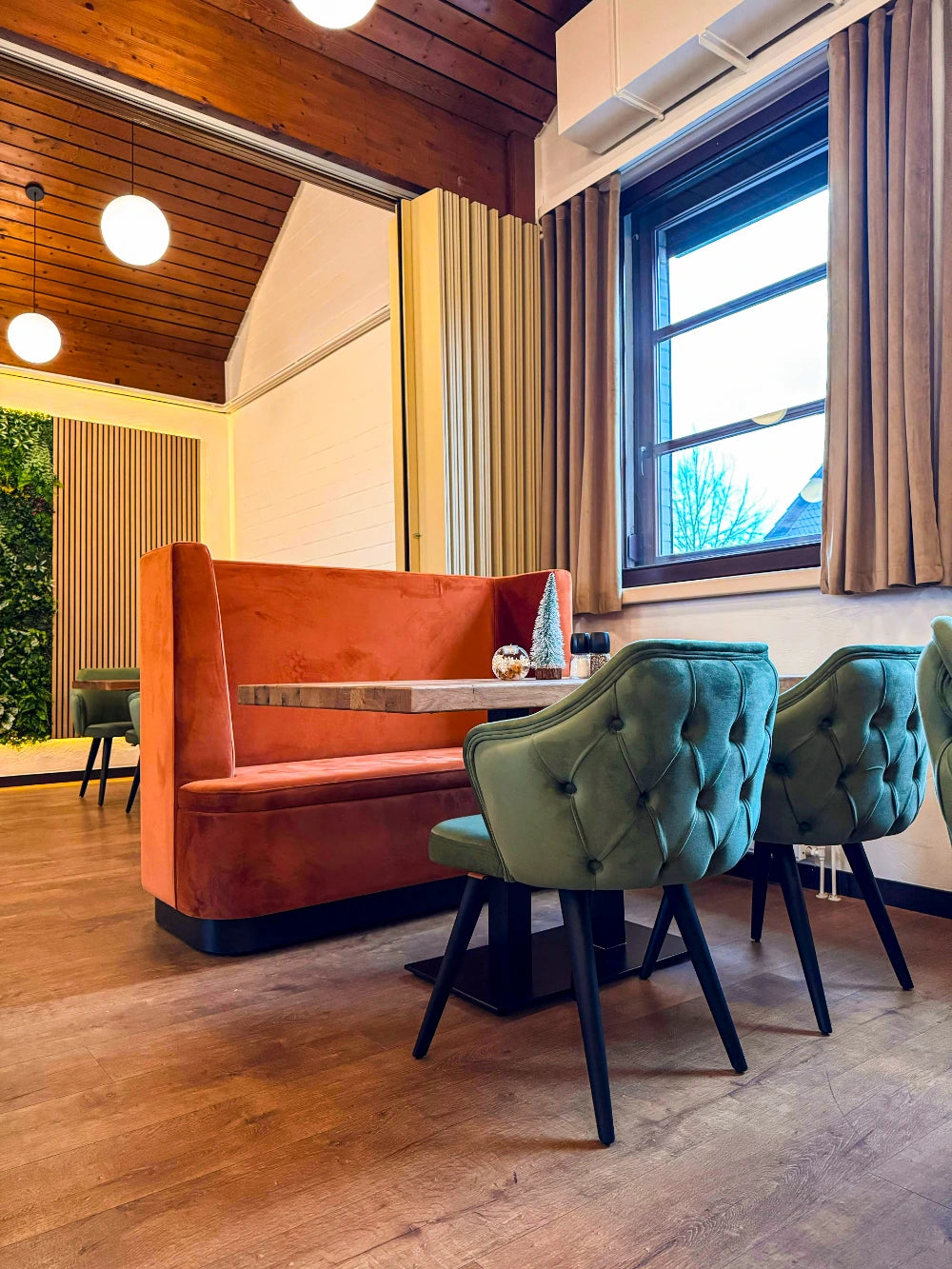 mise en scéne de la banquette cataleya dans un restaurant chic 