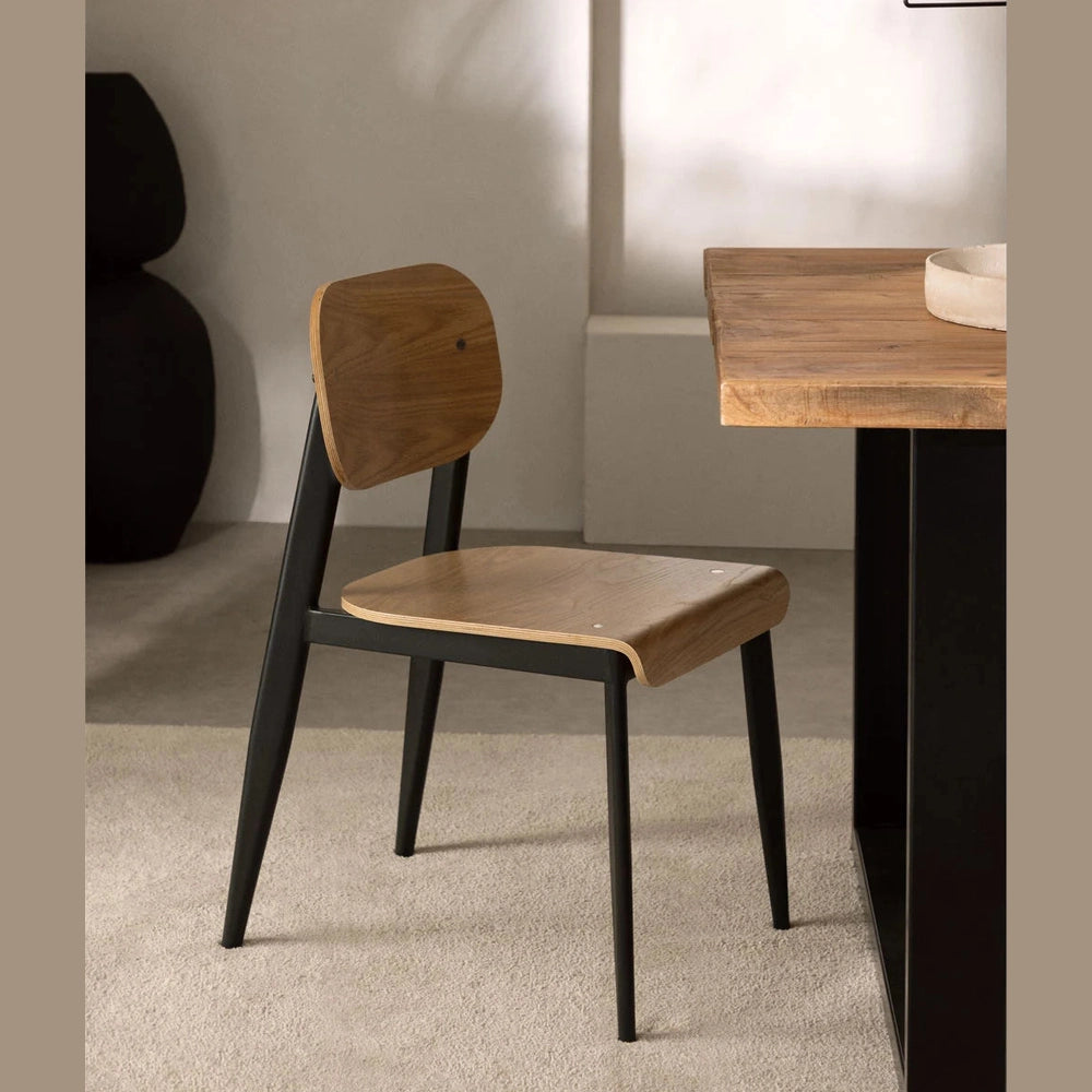 Vue de face de la chaise And, assise ergonomique et dossier design