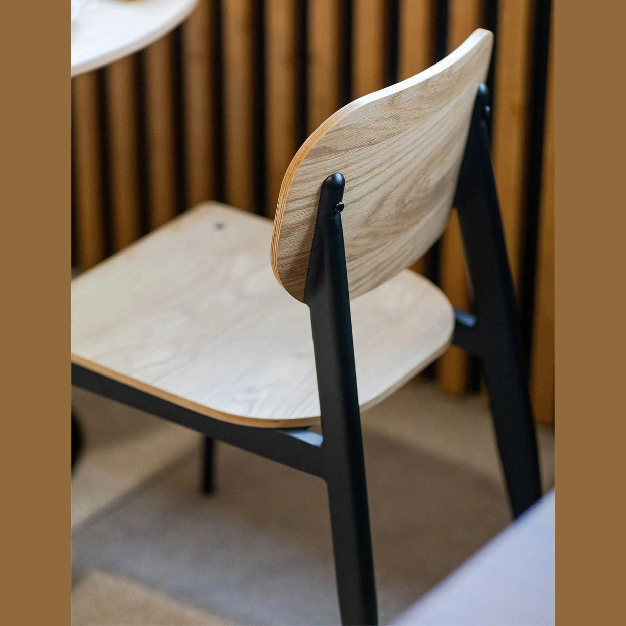 Vue arrière de la chaise de salle à manger And