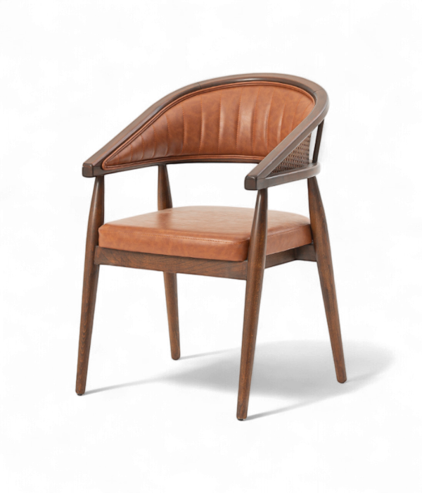 Chaise Bugatti en cuir marron avec structure en bois massif, design vintage pour restaurant et hôtel haut de gamme