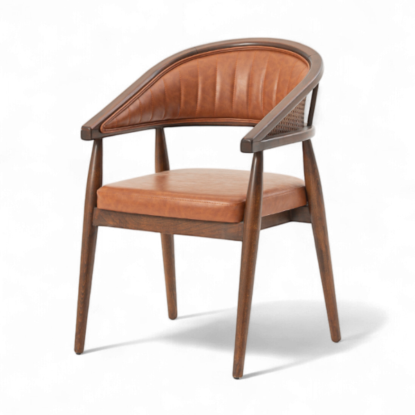 Chaise Bugatti en cuir marron avec structure en bois massif, design vintage pour restaurant et hôtel haut de gamme