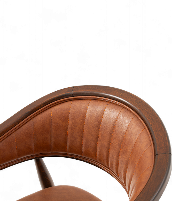Chaise Bugatti en cuir marron avec structure en bois massif, design vintage pour restaurant et hôtel haut de gamme
