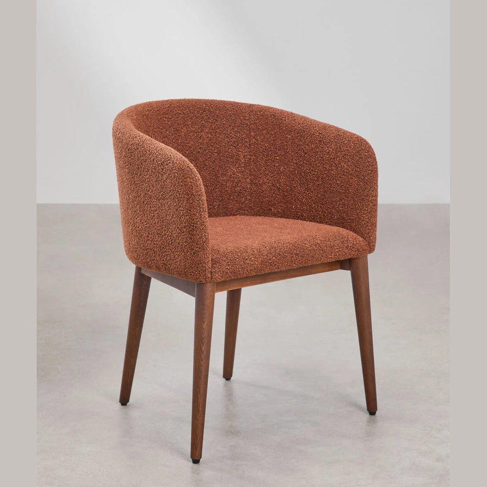 Silhouette courbée et design contemporain de la chaise avec accoudoirs Bunia