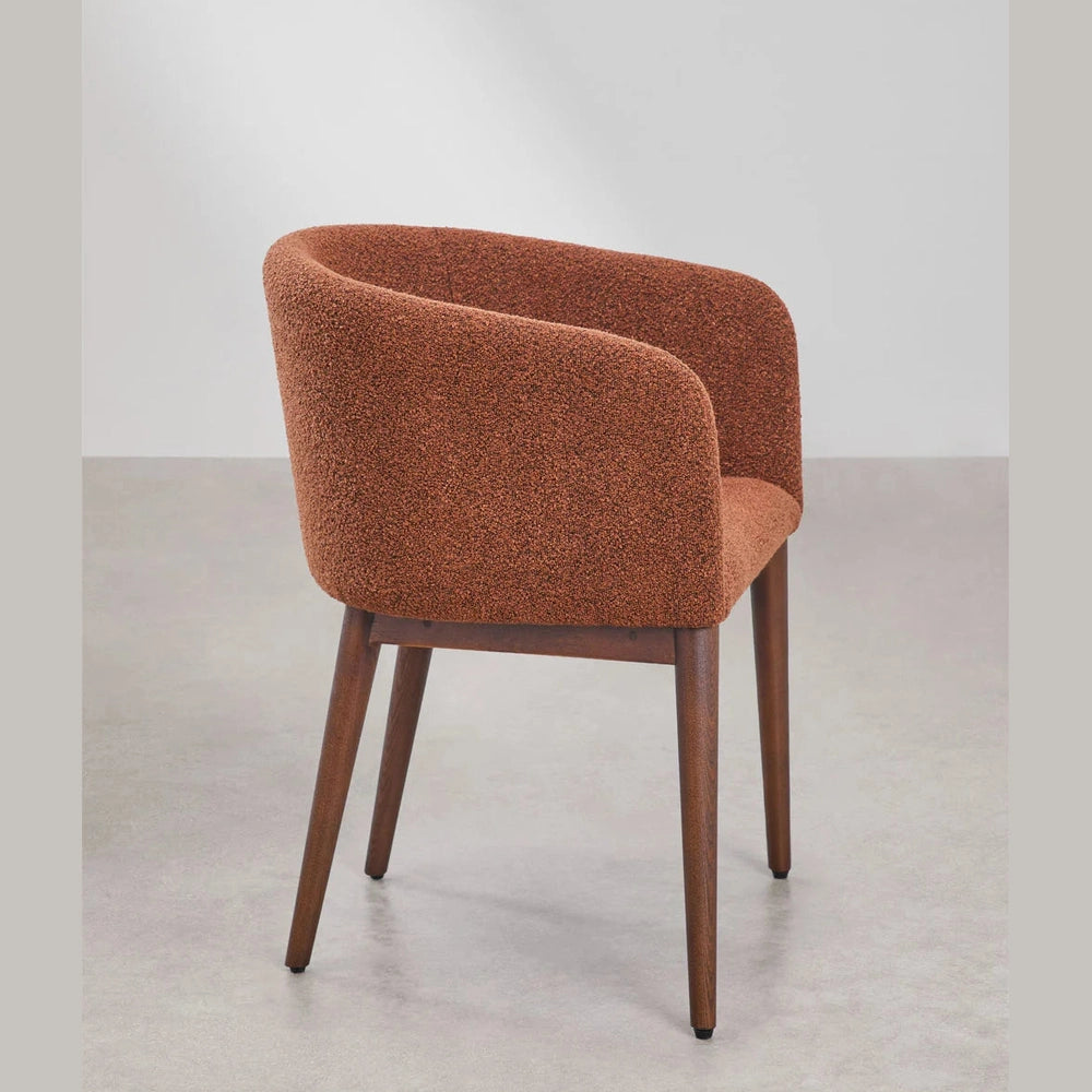 Aménagement intérieur moderne avec chaises Bunia design autour d'une table à manger