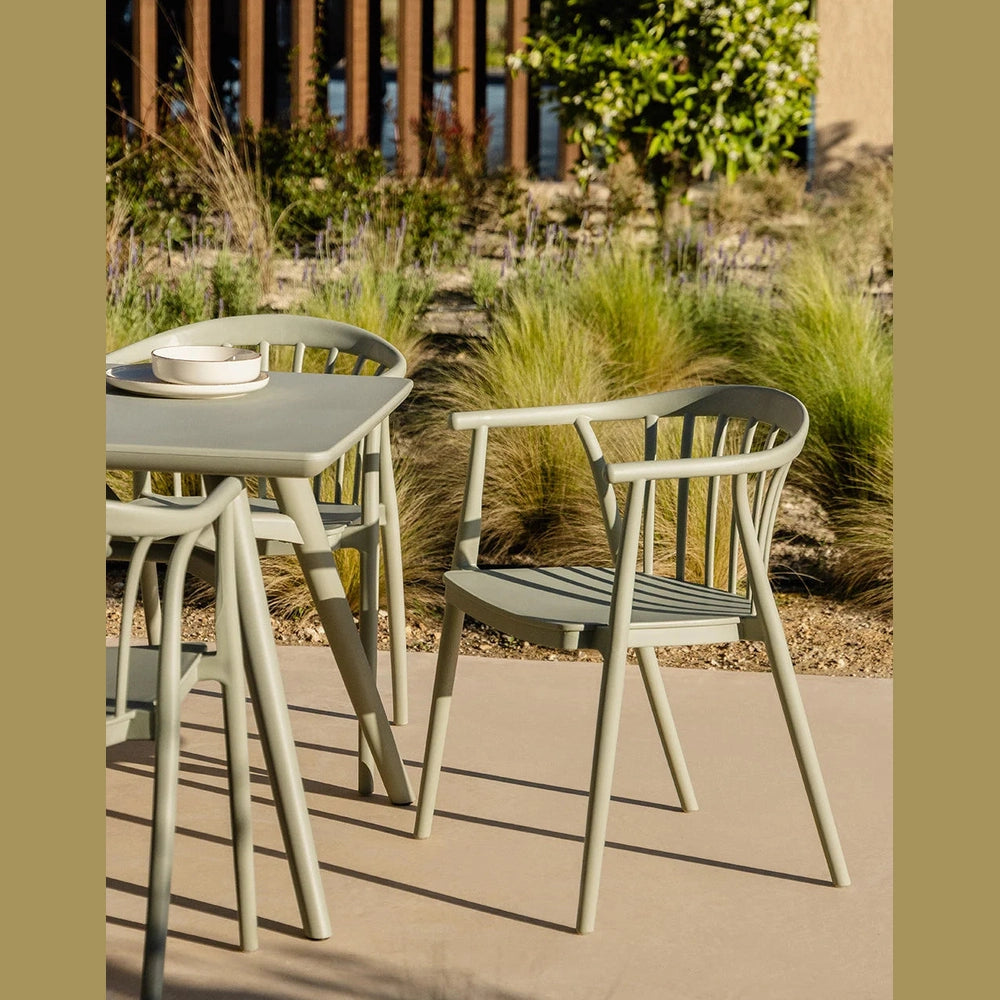 Chaise de jardin moderne Ivor avec accoudoirs en polypropylène - ProSofa.