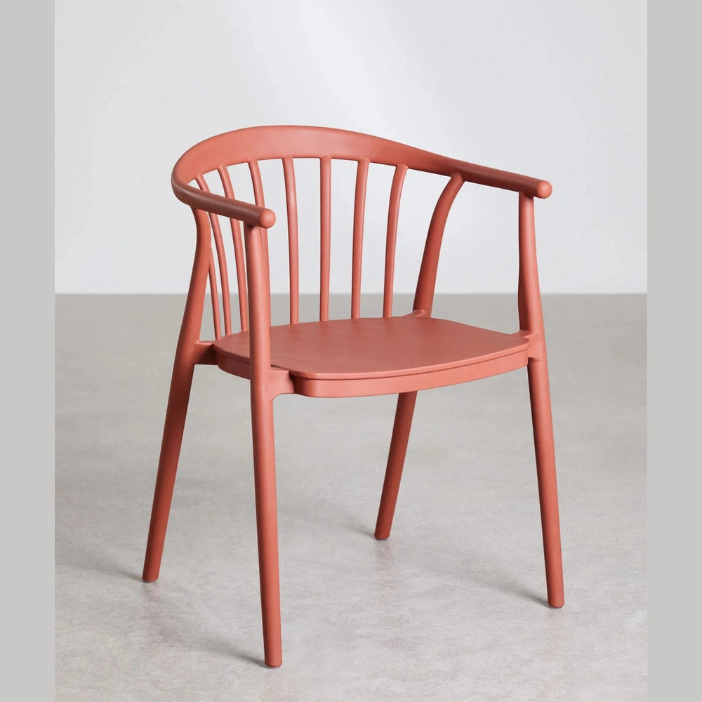 Plusieurs chaises Ivor empilées pour un rangement extérieur facile."