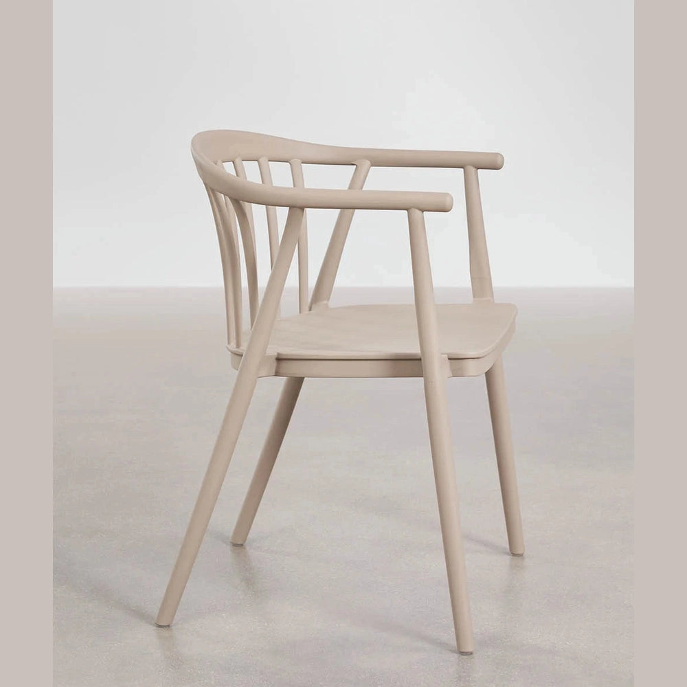 Zoom sur le dossier perforé respirant de la chaise de terrasse Ivor."