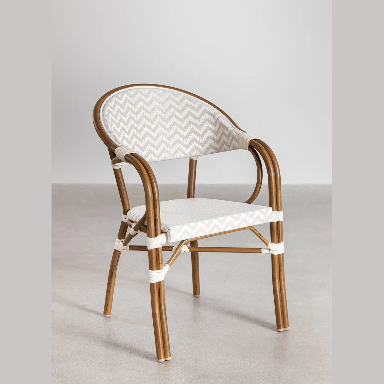 Chaise de jardin empilable Brielle Bistro en aluminium aspect bois et rotin synthétique tressé blanc damées
