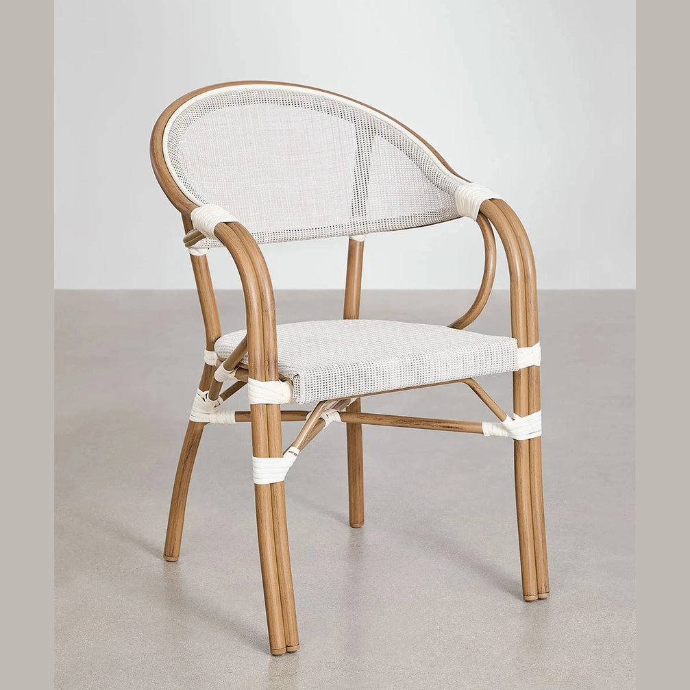 Chaise de jardin empilable Brielle Bistro en aluminium aspect bois et rotin synthétique tressé blanc.