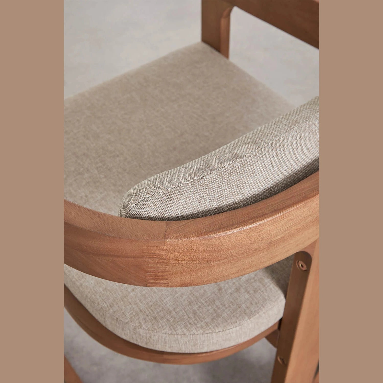 Gros plan sur le tressage artisanal de l'assise de la chaise Selira