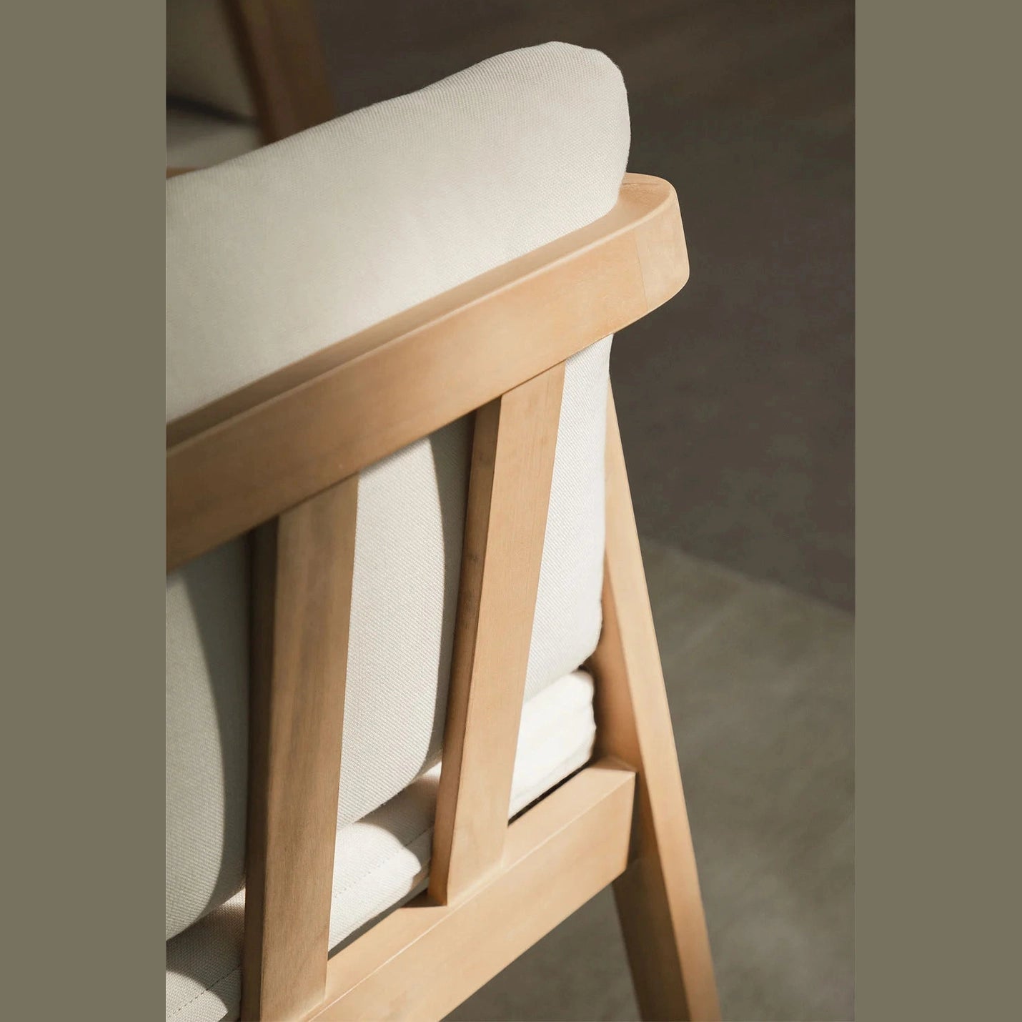 Chaise professionnelle Kaela en bois d'acacia avec coussins gris déhoussables. vue arriéré 