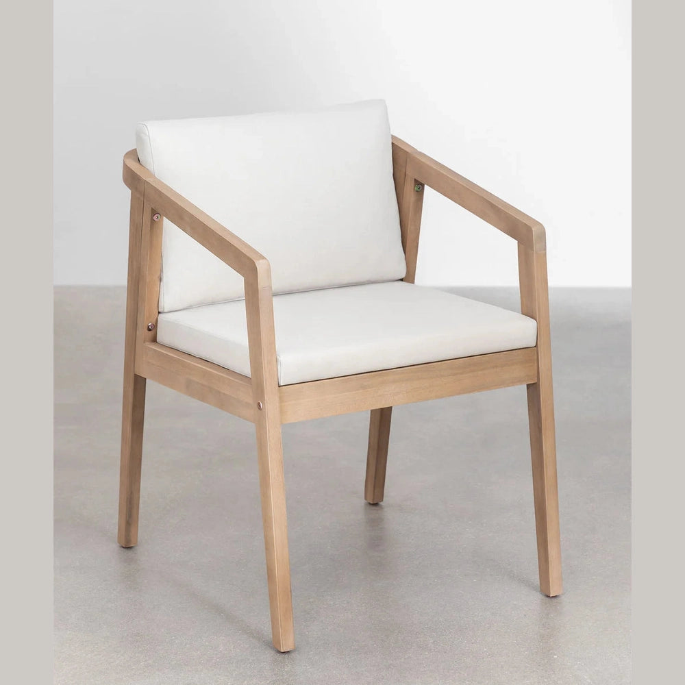 Chaise de salle à manger professionnelle Kaela en bois d'acacia avec coussins gris déhoussables.