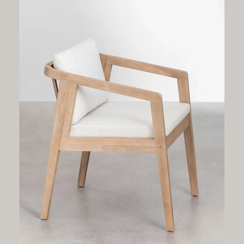 Chaise professionnelle Kaela en bois d'acacia avec coussins gris déhoussables.