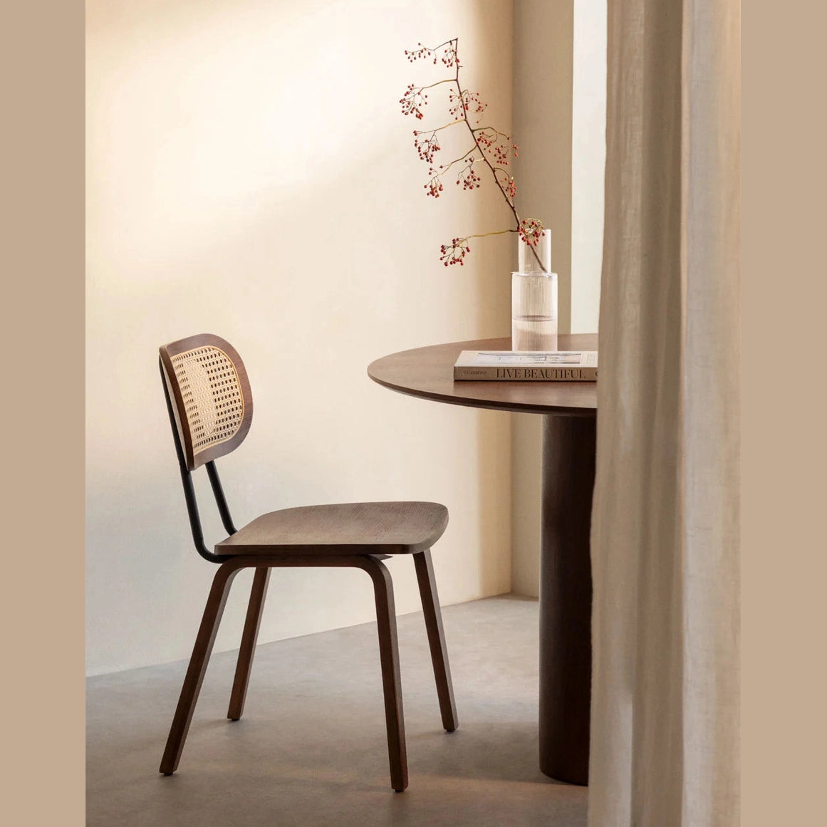 Chaise de salle à manger en bois d'orme et cannage de rotin naturel Léona Prosofa.