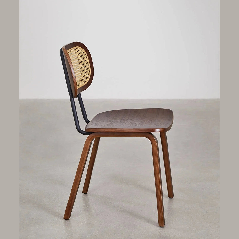 Lot de chaises Léona autour d'une table à manger en bois clair dans un intérieur lumineux.
