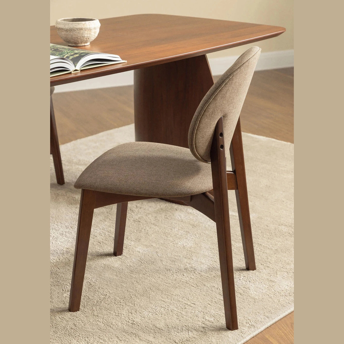 Aménagement salle à manger moderne avec chaises Yamena Prosofa