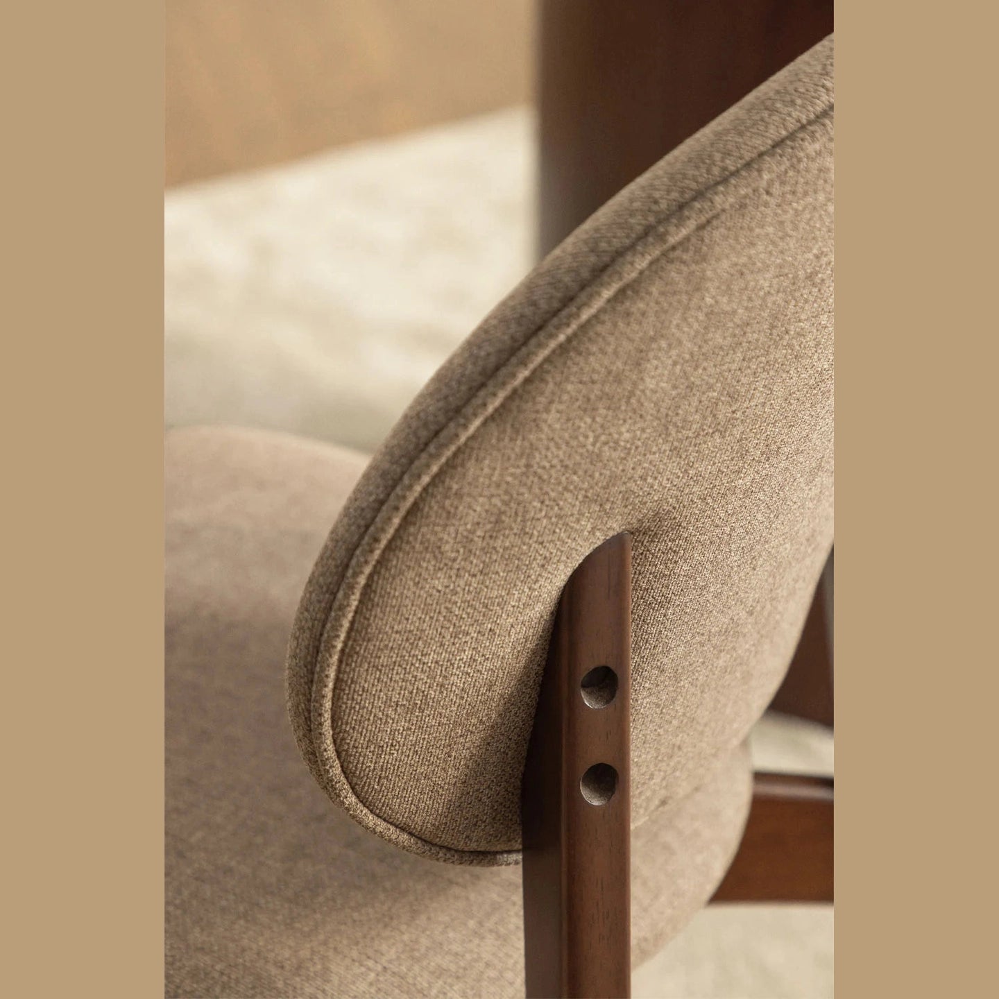 Détail revêtement tissu et structure bois chaise Yamena haute qualité