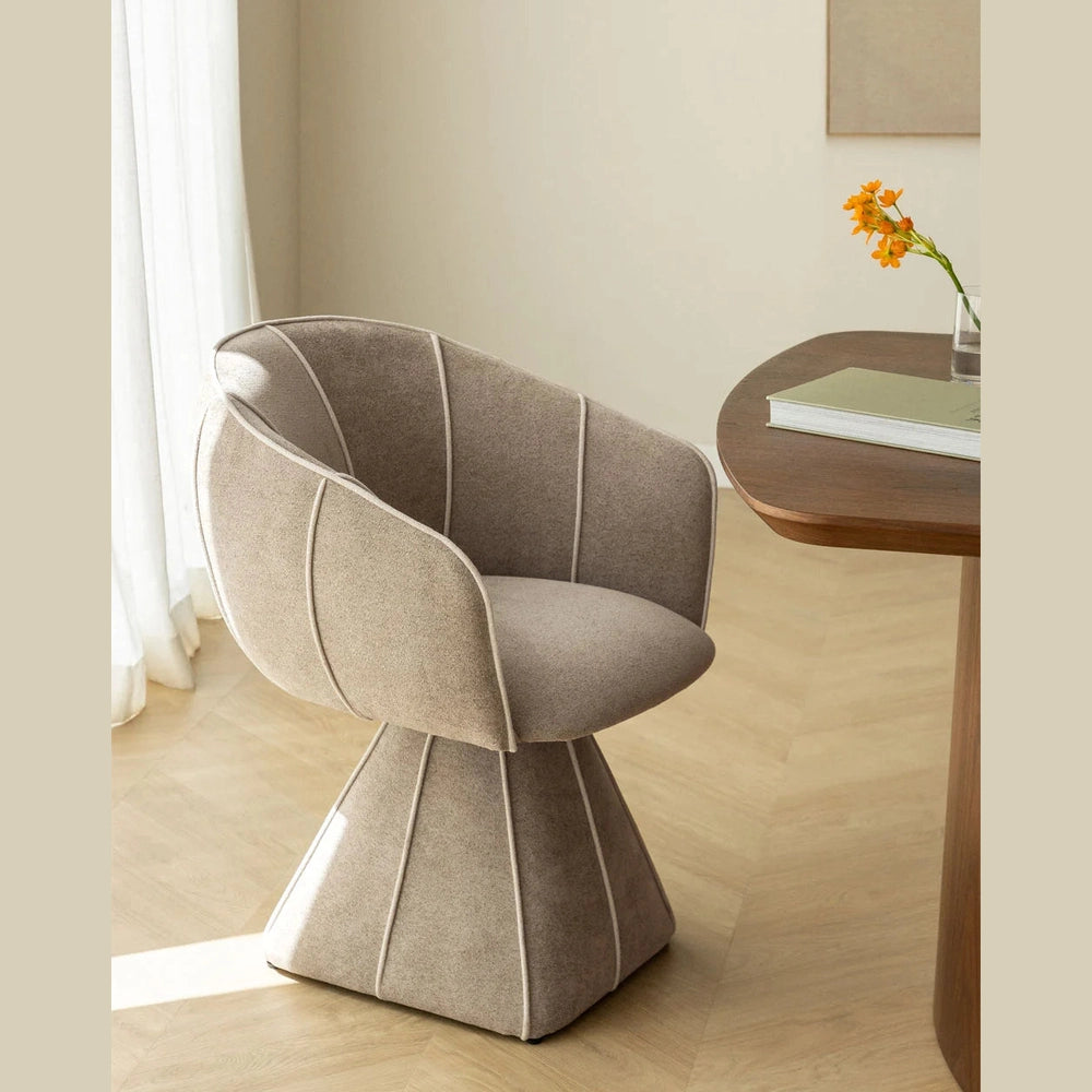 Chaise de salle à manger pivotante Tallin en tissu bouclé beige avec pied central robuste pour café ou restaurant.