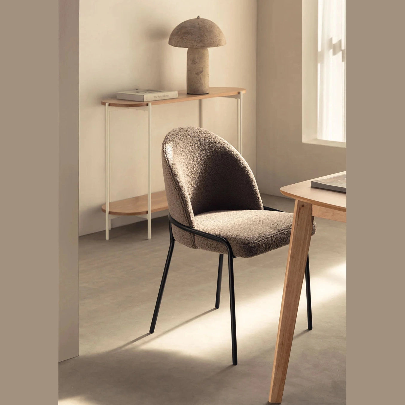 Aménagement salle à manger avec chaises Grolet grises et table en bois