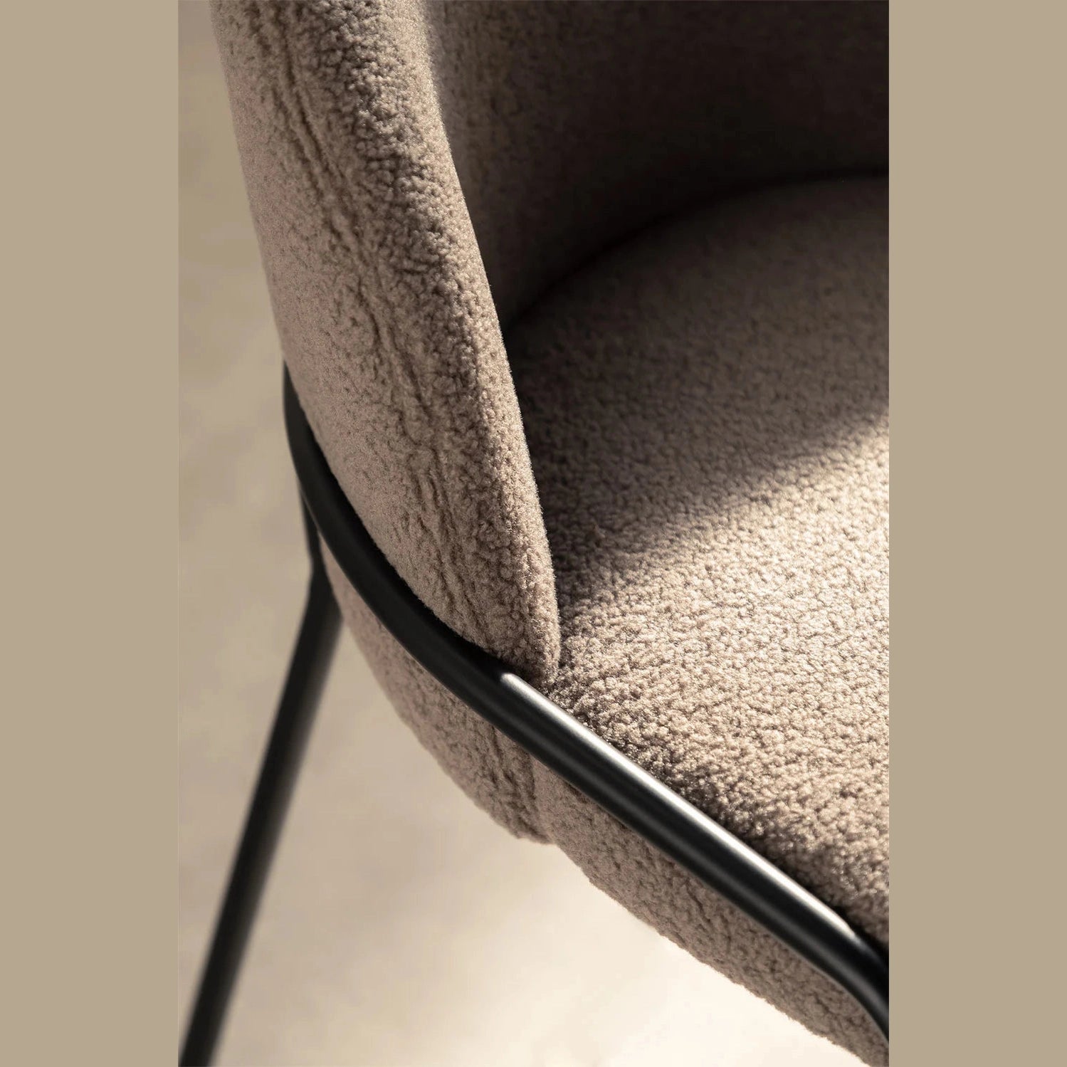 Aménagement salle à manger moderne avec chaises Grolet grises et table en bois