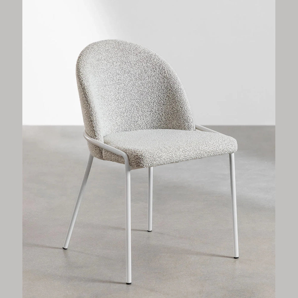 Détail textile rembourré et finition structure métallique chaise Grolet