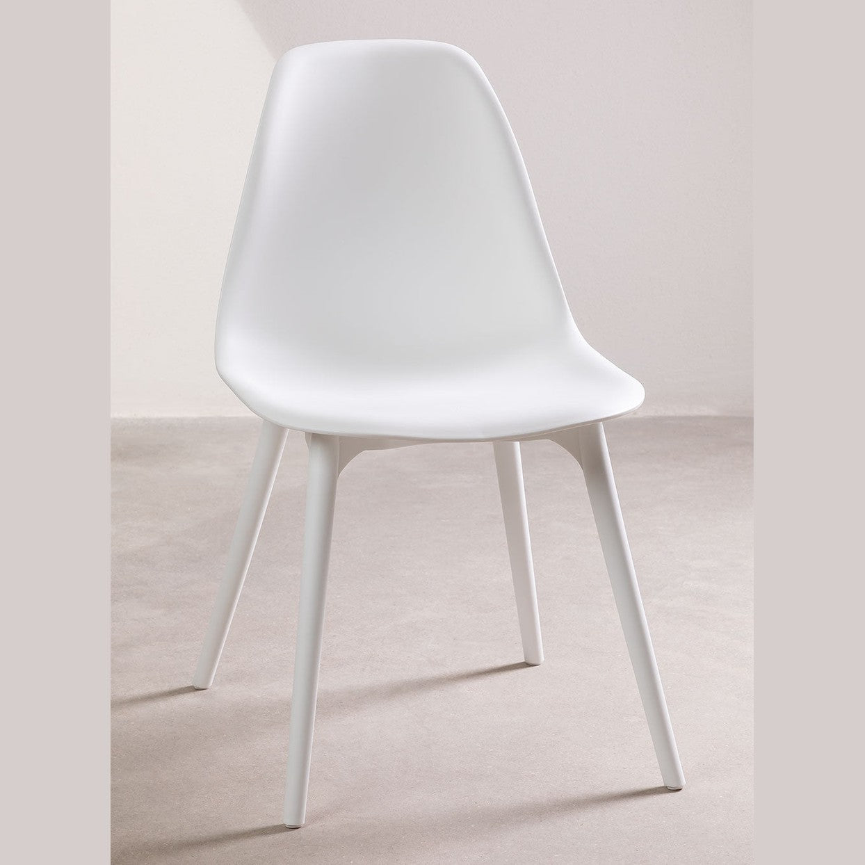 Aménagement d'une salle de réunion moderne avec des chaises Scand blanches pour un style épuré.