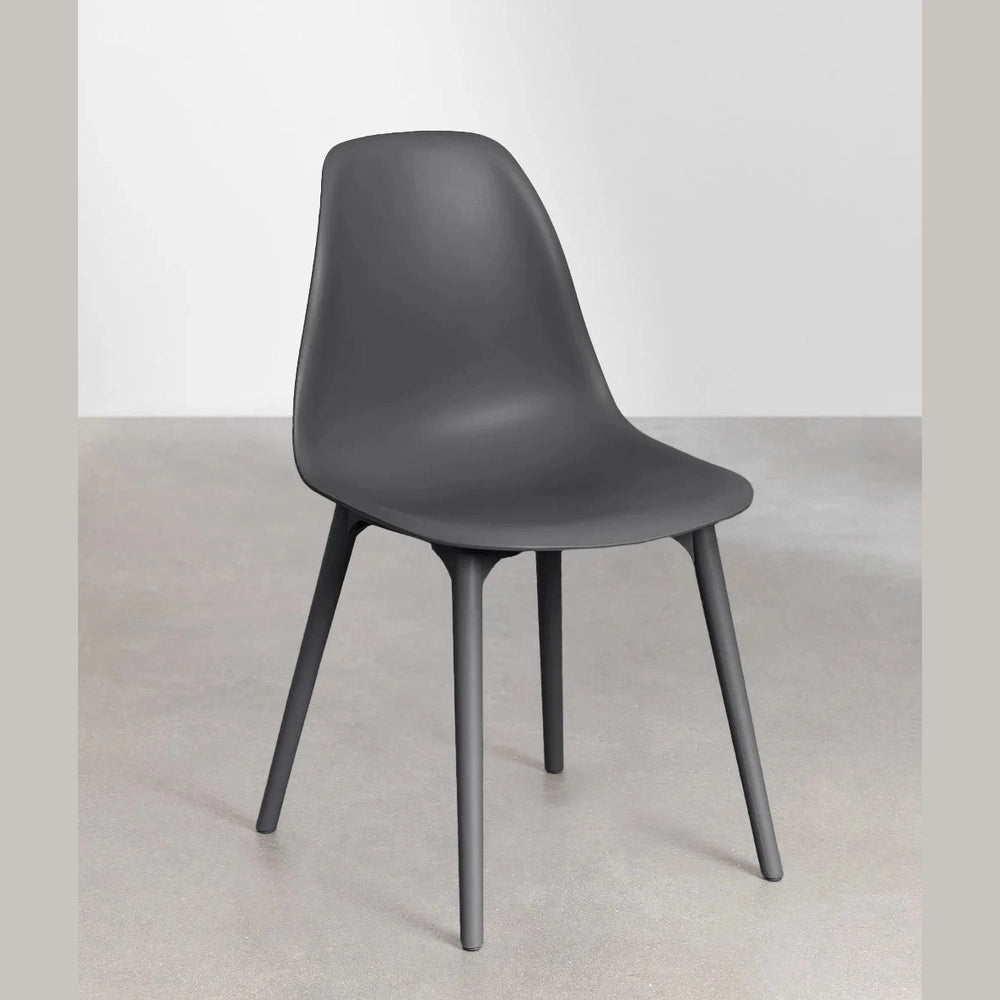 Chaise design scandinave Scand avec coque ergonomique en polypropylène et pieds en bois de hêtre.