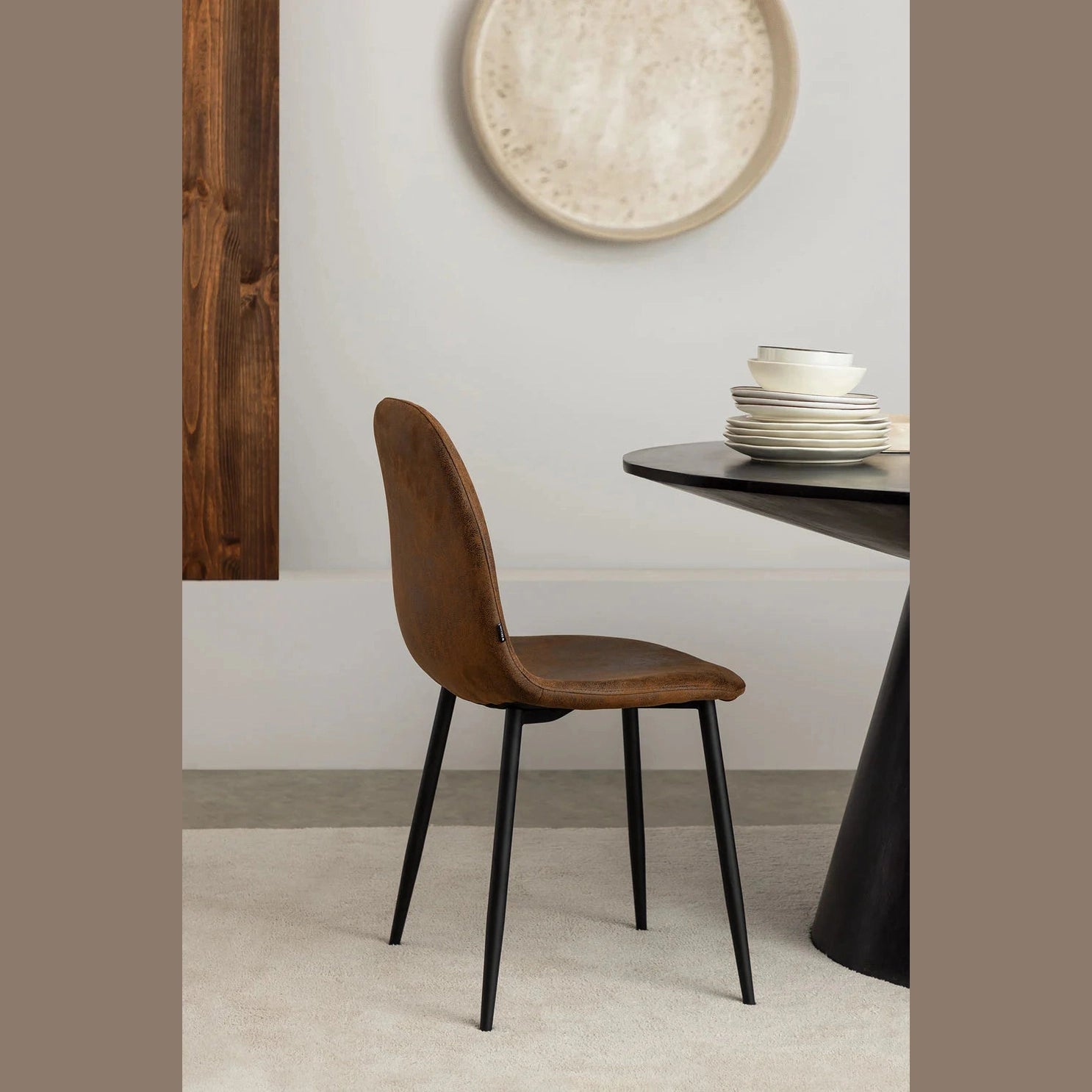 CHAISE GLAMM EN SIMILICUIR MARRON VUE D'AMBIANCE DANS UN RESTAURANT