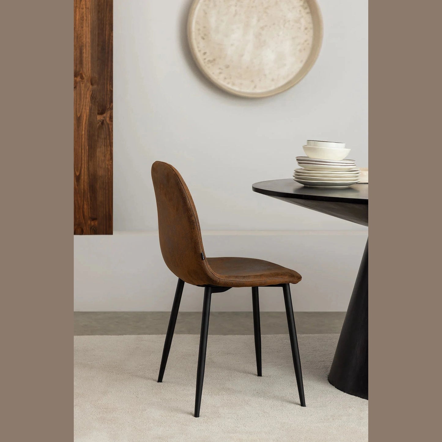 CHAISE GLAMM EN SIMILICUIR MARRON VUE D'AMBIANCE DANS UN RESTAURANT