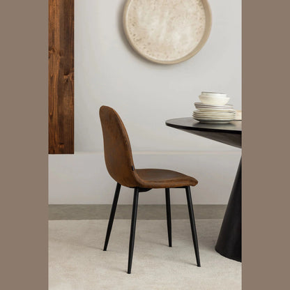 CHAISE GLAMM EN SIMILICUIR MARRON VUE D'AMBIANCE DANS UN RESTAURANT