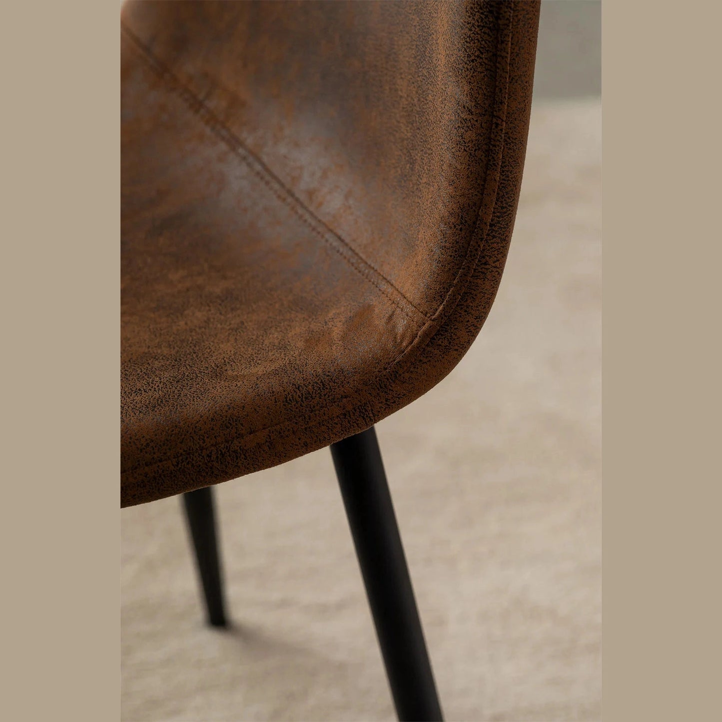 CHAISE de restaurant GLAMM EN SIMILICUIR  MARRON VUE de prés du tissus 
